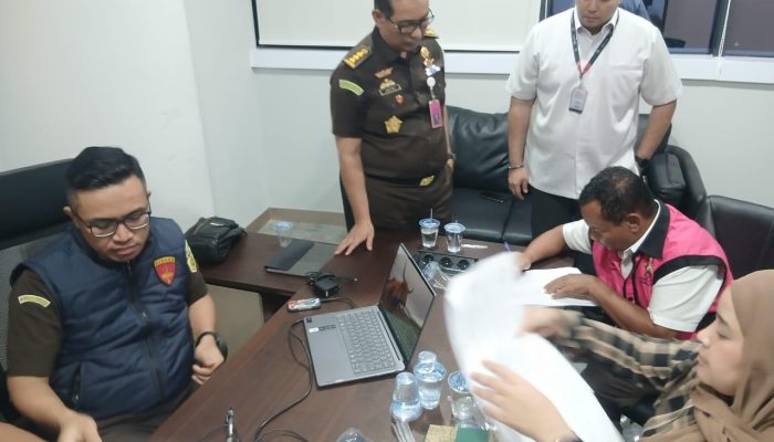 Penyidik Jam Pidsus Kejagung RI Tahan Eks Kajari Enrekang