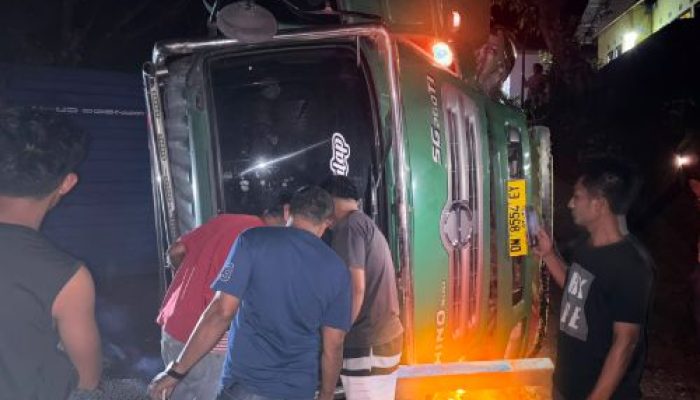 Remnya Blong, Sebuah Mobil Kontener Terbalik di Pontolo